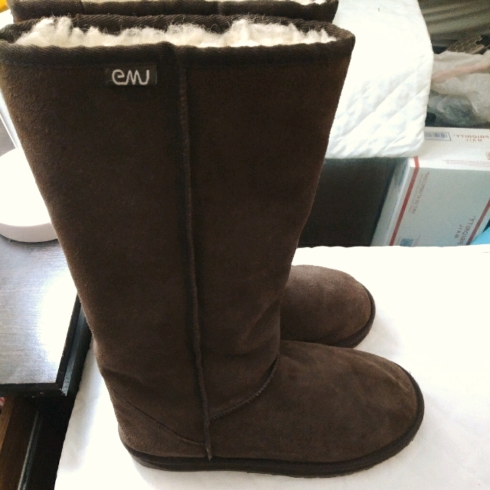 Like new EMU Shearling lined boots